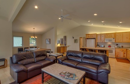 Carnelian Bay House | Modern Cabin/Walk To Lake Tahoe/Access To All Tahoe Resorts