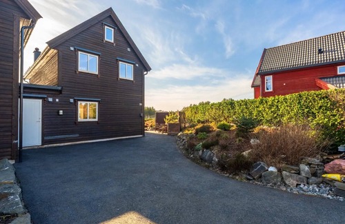 Steinsland Cabin | Modern cabin with beach, boat, sauna and spa nearby