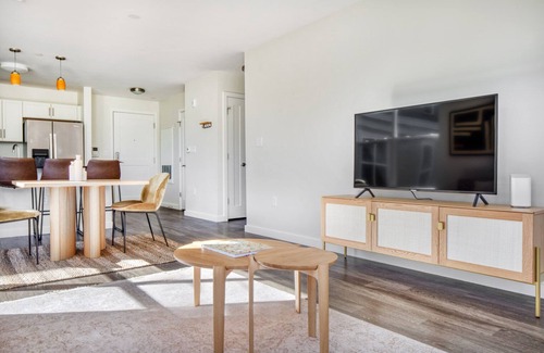 North Cambridge Apartment | Modern Cambridge 2BR w/W/D, Private access to Linear Park by Blueground