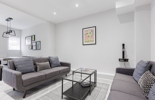 Liverpool House | Modern Central Liverpool Home - Sleeps 12 with Free Parking