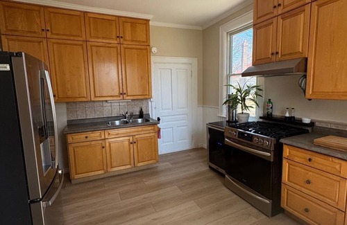 Sarnia House | Modern Century Home. Walk Downtown. 10 mins to Beach