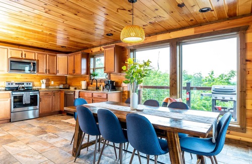 Gatlinburg - Pigeon Forge House | Modern Chalet, Hot Tub, Game Room, Theatre, Views 3 King Suites and Bunk Room, G