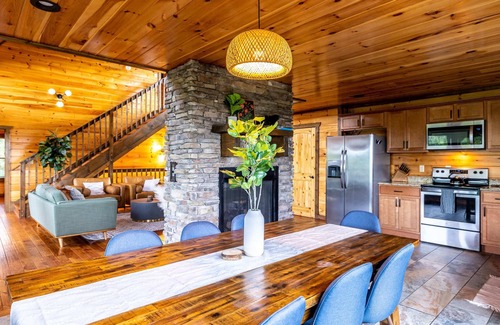Gatlinburg - Pigeon Forge House | Modern Chalet, Hot Tub, Game Room, Theatre, Views 3 King Suites and Bunk Room, G