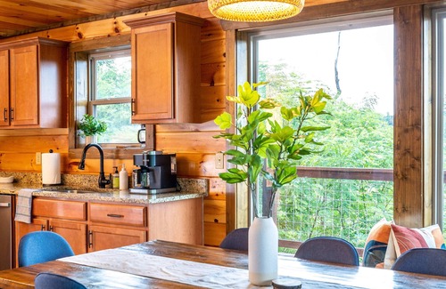 Gatlinburg - Pigeon Forge House | Modern Chalet, Hot Tub, Game Room, Theatre, Views 3 King Suites and Bunk Room, G