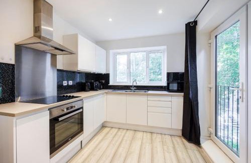 Southend-on-Sea Apartment | Modern & Chic 1BR City Centre Nr the beach, High St & Adventure Island by Luxiety Stays