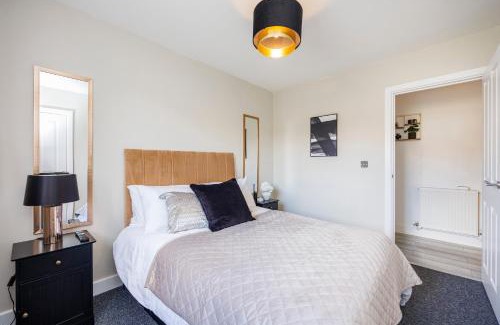 Southend-on-Sea Apartment | Modern & Chic 1BR City Centre Nr the beach, High St & Adventure Island by Luxiety Stays
