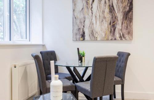 Southend-on-Sea Apartment | Modern & Chic 1BR City Centre Nr the beach, High St & Adventure Island by Luxiety Stays