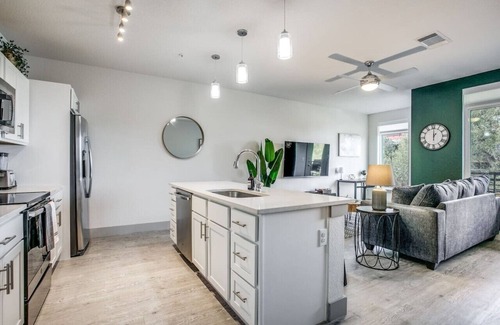 Downtown San Antonio Condo | Modern Chic on Riverwalk Hotel/Apt Pvt Parking