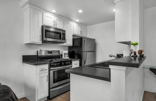 Wilshire Apartment | Modern Chic One Bedroom In Hollywood-Koreatown Area With Parking