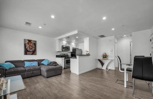 Wilshire Apartment | Modern Chic One Bedroom In Hollywood-Koreatown Area With Parking