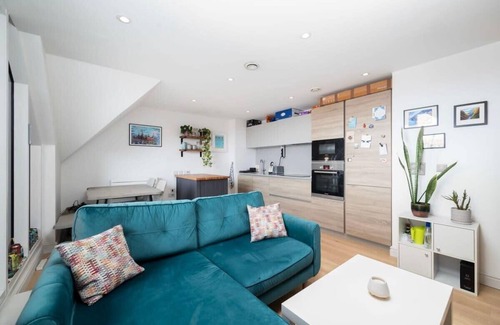 Tooting Apartment | Modern City Apartment with Balcony