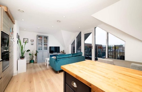 Tooting Apartment | Modern City Apartment with Balcony