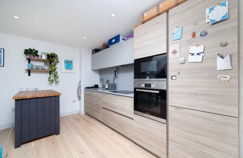 Tooting Apartment | Modern City Apartment with Balcony