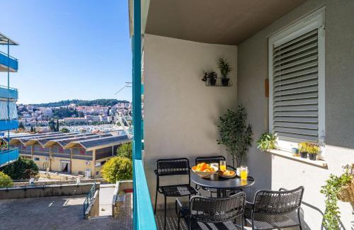 Gruz Apartment | Modern City Escape with Balcony - Near the Ferry Port