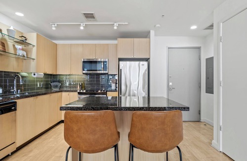 Downtown Dallas Apartment | Modern City Views Downtown Dallas 1-bedroom Condo Free Parking, Gym, Pool