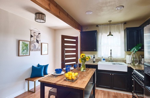 Fullerton House | Modern Clean Tropical Inspired House & Yard Centrally Located! Near Disney & LA