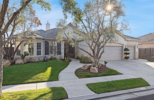 Clovis House | Modern Clovis Estate 2/Pool - PROF. CLEANED