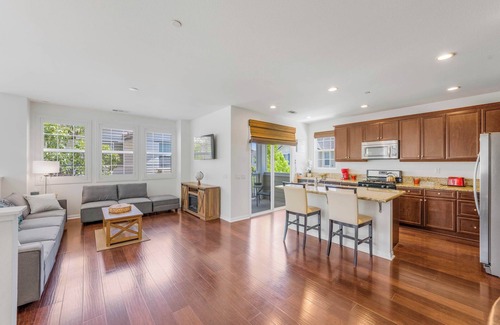 Riverpark House | Modern Coastal Escape in Riverpark (30+ Day Stays)
