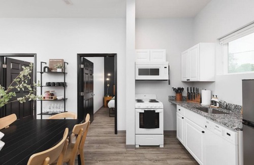 Maxwell Apartment | Modern Comfort 8 Beds, 4 Bedroom Walk to Restaurants, Bars, Coffee