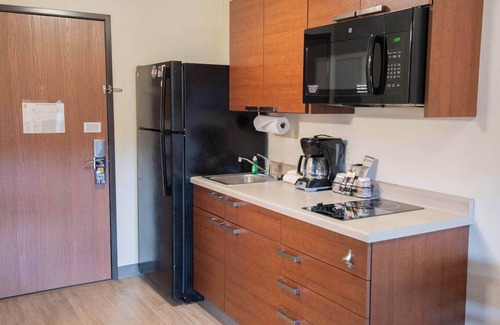 West Jordan Hotel | Modern Comfort! Full Kitchen | Near Jordan Landing– Shopping Just Steps Away!