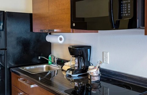 West Jordan Hotel | Modern Comfort! Full Kitchen | Near Jordan Landing– Shopping Just Steps Away!