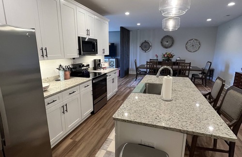Forest Condo | Modern Condo Near Liberty University-Randolph College-University of Lynchburg