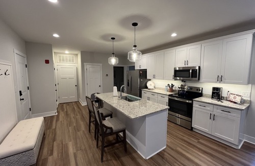 Forest Condo | Modern Condo Near Liberty University-Randolph College-University of Lynchburg