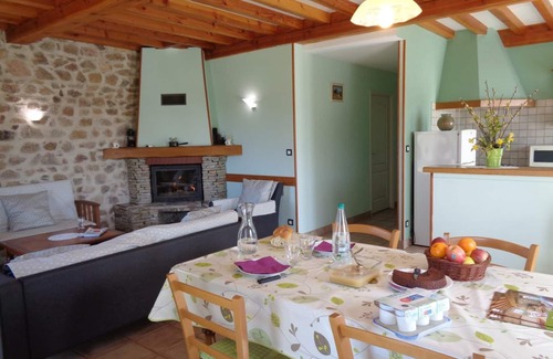 La Tuiliere Cottage | Modern cottage with fireplace and terrace in Rhône-Alpes
