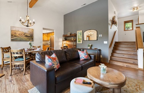 Flagstaff Apartment | *Modern Country Club Condo*A/C*Back Deck*Xbox*Pet friendly*