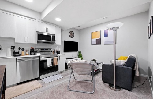 Southwest Calgary House | Modern & Cozy 1 Bedroom Suite in SouthWest Calgary - Free Parking + Fast Wifi