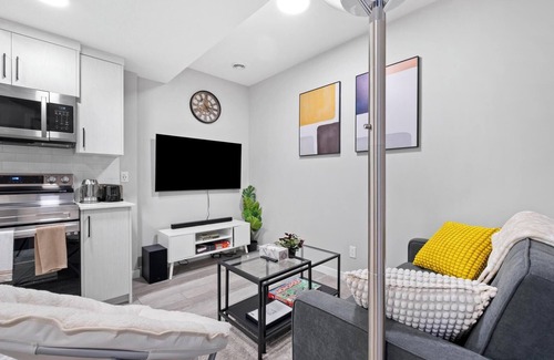Southwest Calgary House | Modern & Cozy 1 Bedroom Suite in SouthWest Calgary - Free Parking + Fast Wifi