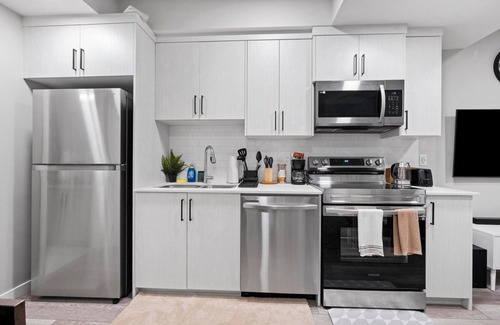 Southwest Calgary House | Modern & Cozy 1 Bedroom Suite in SouthWest Calgary - Free Parking + Fast Wifi