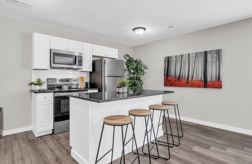 Lawrence Apartment | Modern & Cozy 2BR Home - Queen Beds + Workspace + Parking + WiFi Perfect stay!