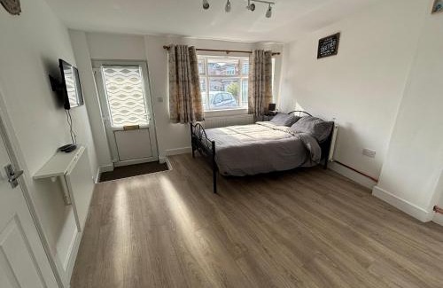 Rawcliffe House | Modern & Cozy Gem - 10min to City Center - Parking