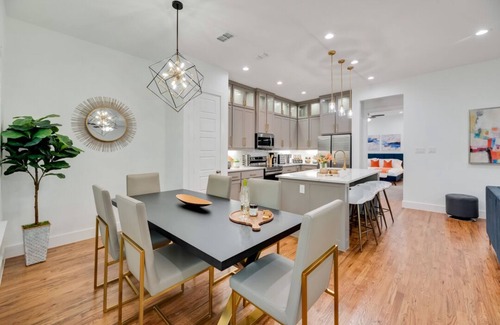 West Dallas House | Modern Dallas Home near Downtown!Fun Backyard with BBQ, Firepit & TankPool!