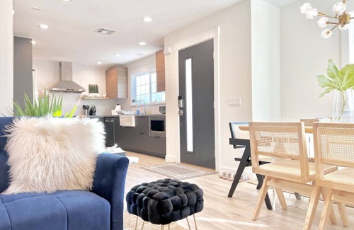 Washington - Guadalupe Villa | Modern Designer Downtown Townhouse Secure Parking