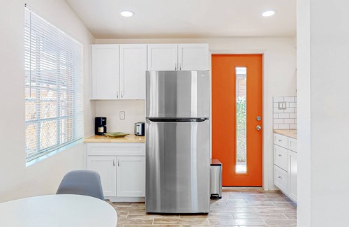 Palo Verde House | Modern Dog-Friendly SW Retreat w/Covered Parking & Pastries Delivered To You!