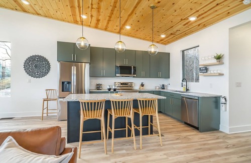 Sevierville Cabin | Modern|Dog Friendly|Mountain View|Hot Tub|King Beds
