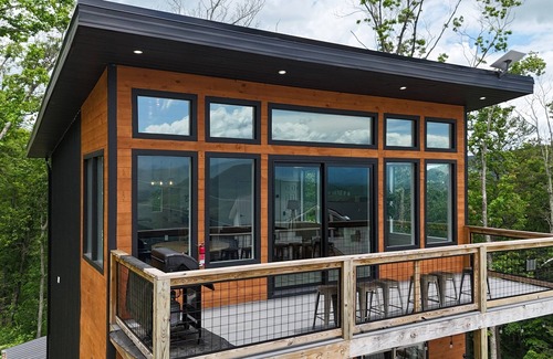 Sevierville Cabin | Modern|Dog Friendly|Mountain View|Hot Tub|King Beds