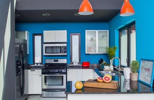 Chestnut House | Modern Downtown Austin - Great for large groups (1 of 2 homes - Casa Moderna 1)