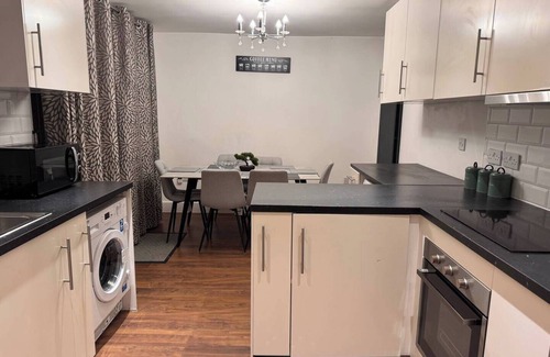 Elm Park House | Modern Easedale House - 3 Bed House in Hornchurch