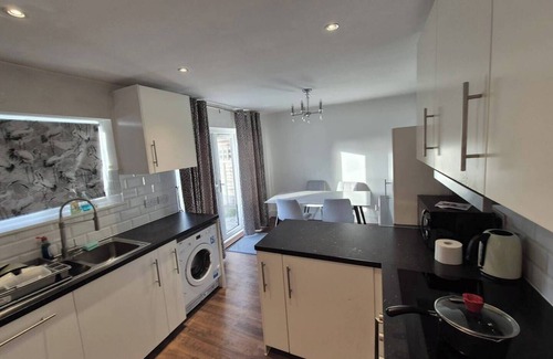 Elm Park House | Modern Easedale House - 3 Bed House in Hornchurch