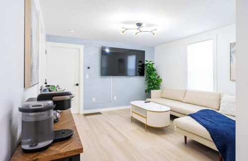 Eagle Hill Apartment | Modern East Boston 2 Bed 2 Bath