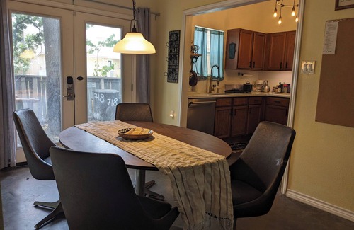 Irving House | Modern Eco-Friendly Townhouse; Walk to Park & Recreation King Bed