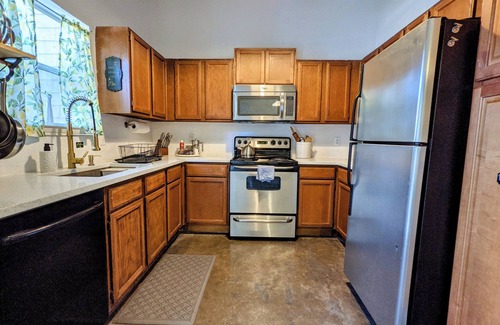 Irving House | Modern Eco-Friendly Townhouse; Walk to Park & Recreation King Bed