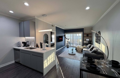 Beverly Hills Apartment | Modern Escape W Pool GYM Parking 10 Min to Cedars