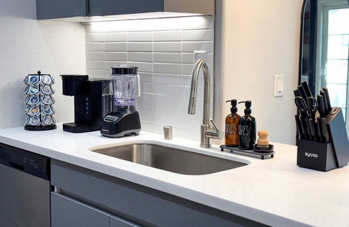 Beverly Hills Apartment | Modern Escape W Pool GYM Parking 10 Min to Cedars