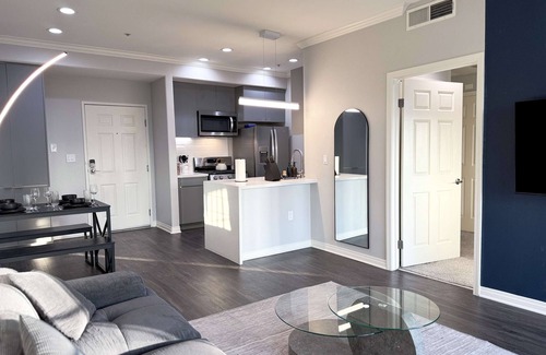 Beverly Hills Apartment | Modern Escape W Pool GYM Parking 10 Min to Cedars