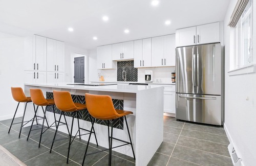 Alta Vista Area House | Modern Family Oasis ~ 5★ Location, Games, Backyard