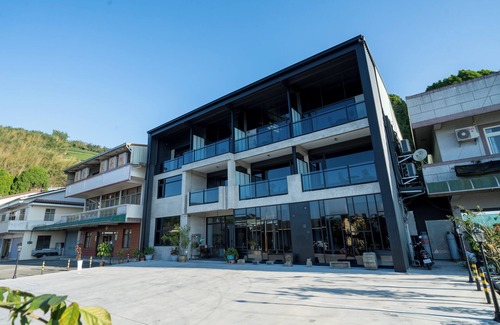 Alishan Apartment | Modern Family Room with Balcony & Mountain View – See You Soon Homestay, Alishan